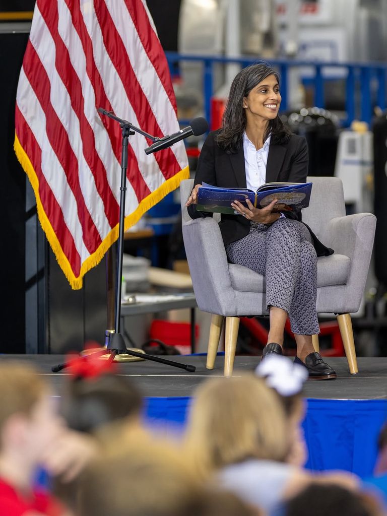 Usha Vance celebrando el Día Internacional de la Alfabetización