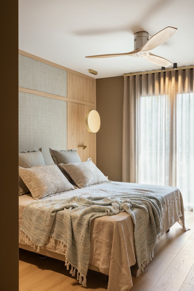 Dormitorio vestido, por la ropa de cama, la cortina y hasta la pared, entelada