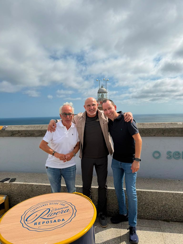 Luis de la Fuente, con Jesús y Jacinto Picallo, en el hotel O Semáforo de Fisterra
