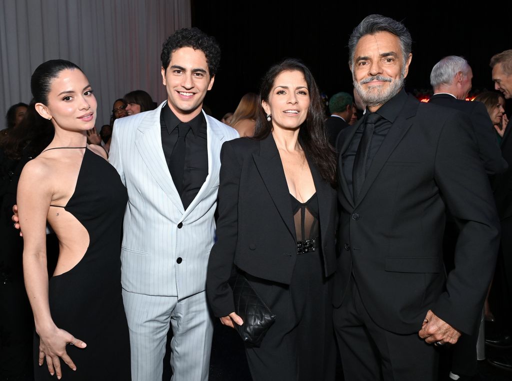 Alessandra Rosaldo y Eugenio Derbez junto a las estrellas de la serie 'Acapulco' Camila Perez y Enrique Arrizon