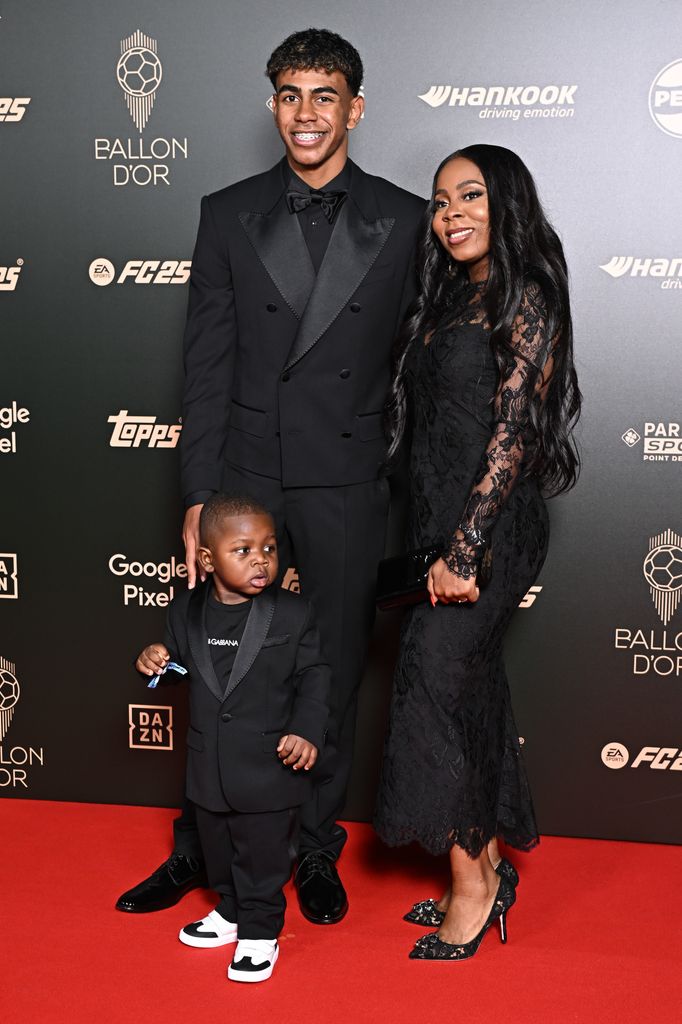 Plano entero de Lamine Yamal con su madre Sheila Ebana en la gala del Balón de Oro 2024
