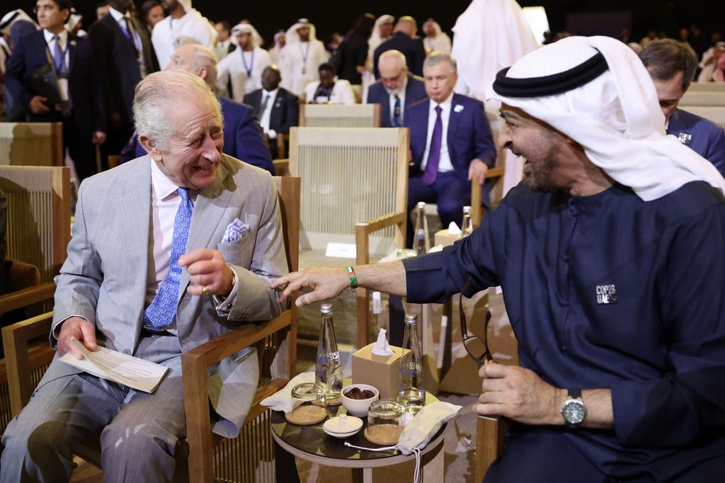El rey Carlos III con el Presidente de los Emiratos Árabes, Mohamed bin Zayed Al Nahyan en la apertura del World Climate Action Summit en Dubai en 2023