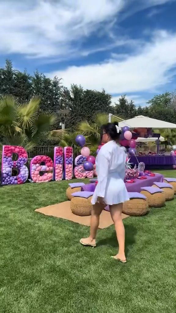 El nombre de Bella decoraba el jardín 