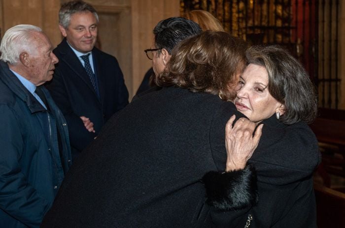 Carmen Tello abraza a la viuda de Antonio Burgos
