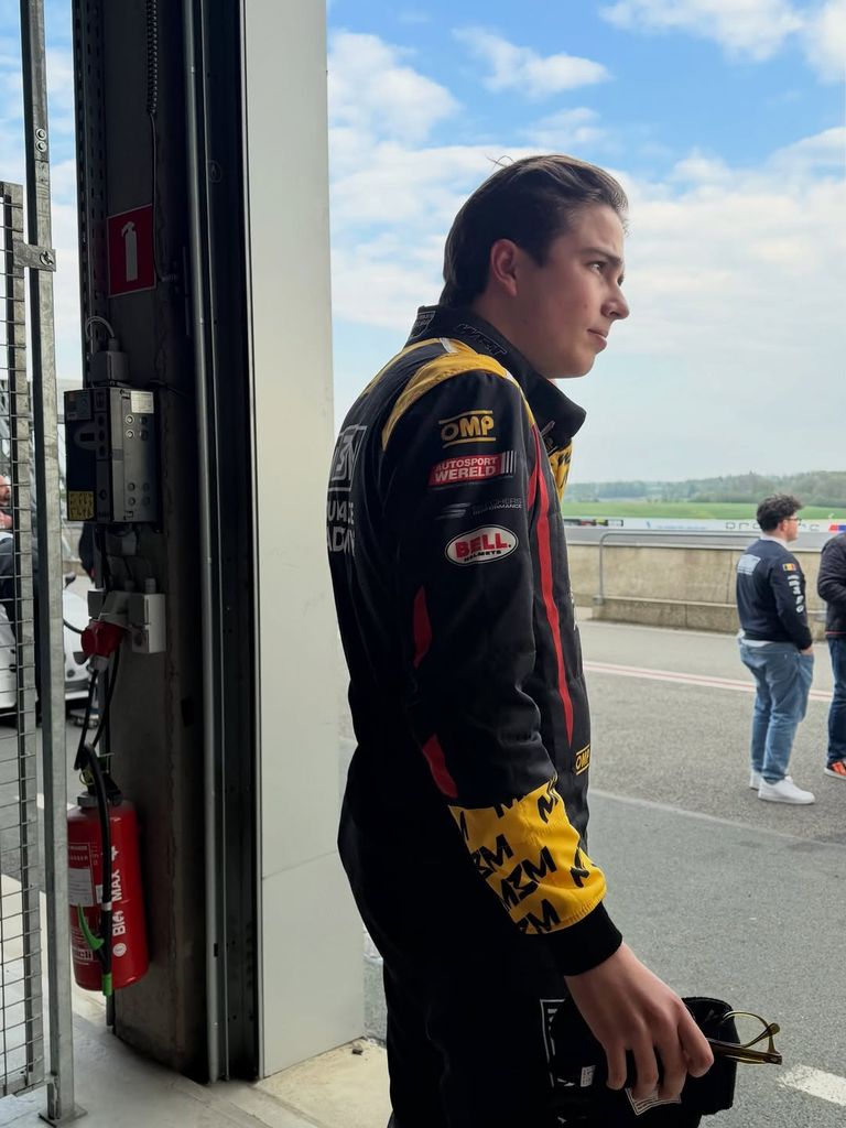 Aymeric de Bélgica con su traje de piloto de coches con los colores de la bandera de su país