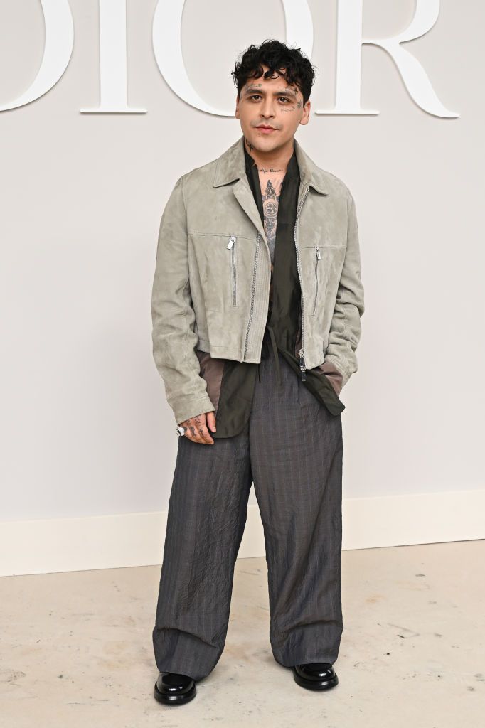 Nodal apuesta por una chaqueta "cropped" con corte recto, misma que combina con pantalones anchos y un peinado "messy" que se alinea a la estética del artista. 