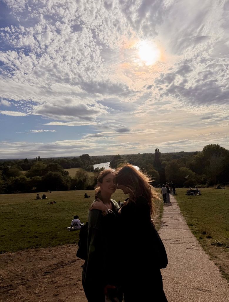 Andrea pasó unos días con su hija Nina en Londres antes de que iniciara sus clases.
