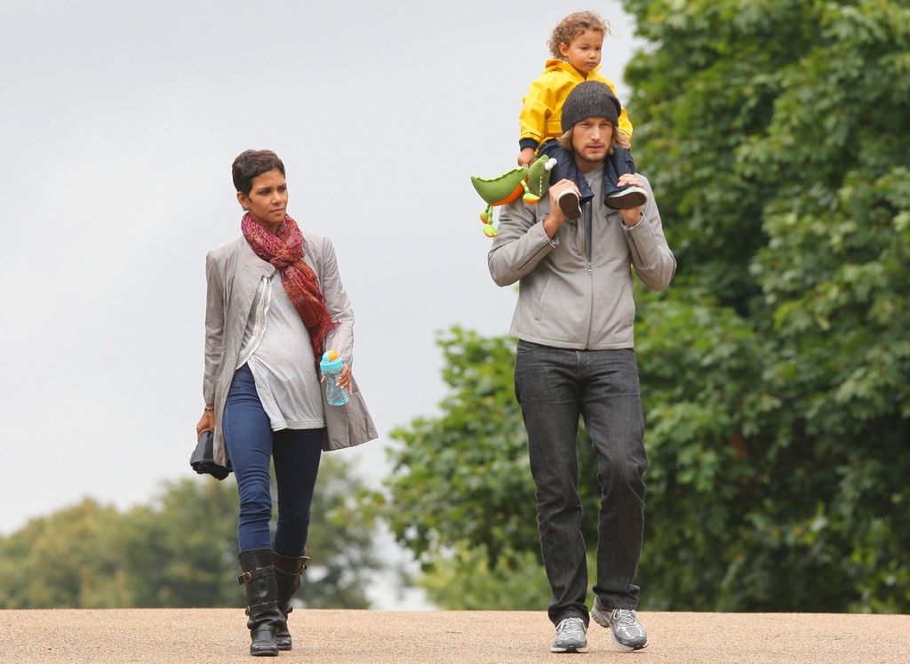Halle Berry y Gabriel Aubry con su hija en Londres en el verano de 2010