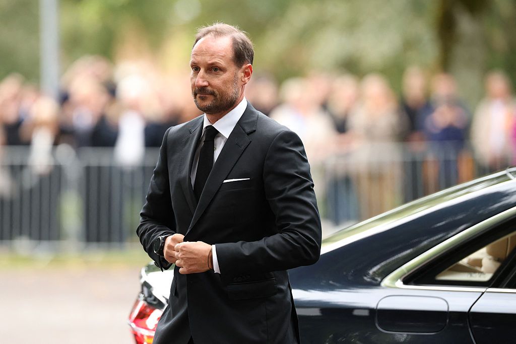 El rey Haakon llegando a la iglesia luterana de Asker