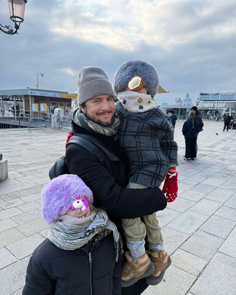 Manuel con sus hijos Chloé y Manuel en Venezia