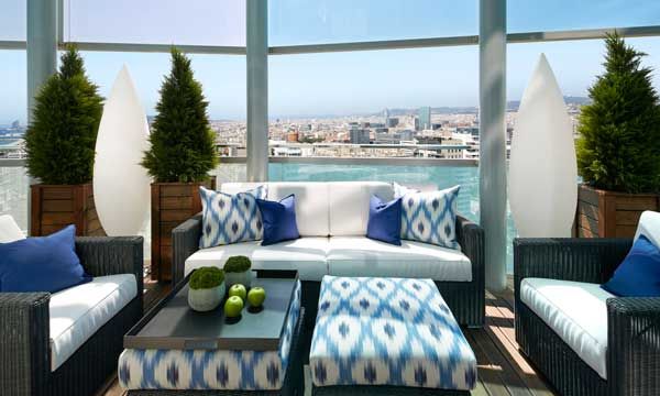 El proyecto de Molins Interiors ha convertido la terraza en uno de los espacios más especiales de la vivienda. Funcional y bella, para disfrutar todo el año. Mobiliario de Cane-Line y lámparas de Vibia. © Jordi Miralles