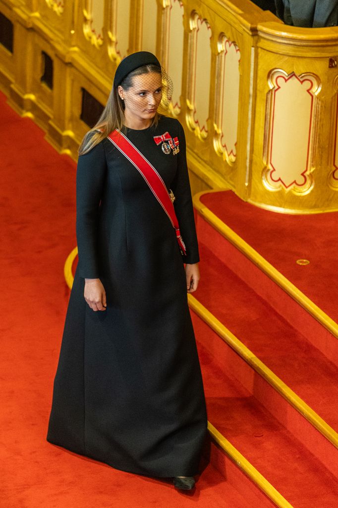 La princesa heredera Ingrid Alexandra de Noruega asiste a la ceremonia de juramento de fidelidad del nuevo rey ante el Parlamento noruego, celebrada en el Storting, en Oslo, el 1 de septiembre de 2026. El monarca ascendió al trono el 28 de agosto tras el fallecimiento de su padre, el rey Harald V, a los 89 años