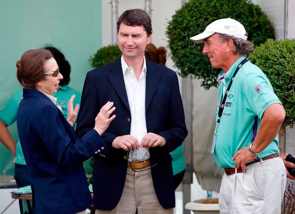 La princesa Ana conversa con su esposo, el vicealmirante Timothy Laurence, y su exmarido, Mark Phillips, durante su asistencia al Festival Británico de Concurso Completo de Equitación en Gatcombe Park el 4 de agosto de 2007