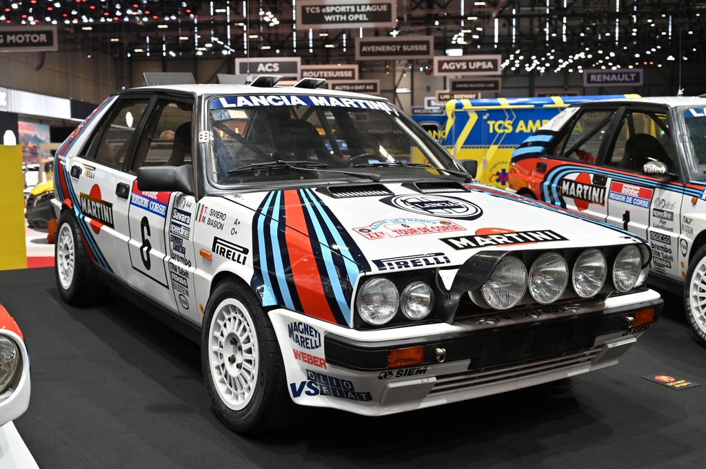 El Lancia Delta HF Integrale Evoluzione Martini 6 que conduce Fernando Alonso no llama la atención por parecer futurista, sino por todo lo contrario: es un icono noventero, analógico y con alma de competición