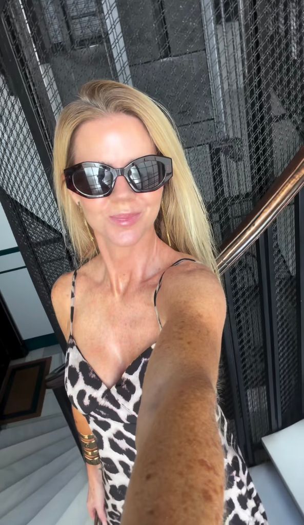 Amelia Bono con vestido de estampado de leopardo.