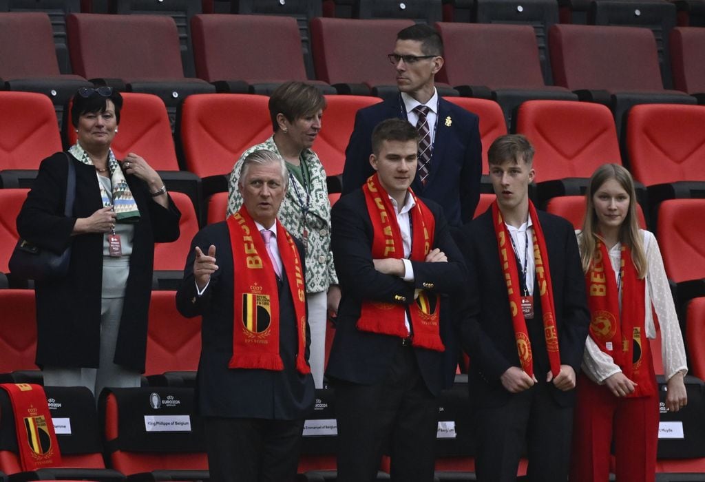 Felipe de Bélgica y sus hijos, en el Estadio Rhein Energie de Colonia (Alemania)