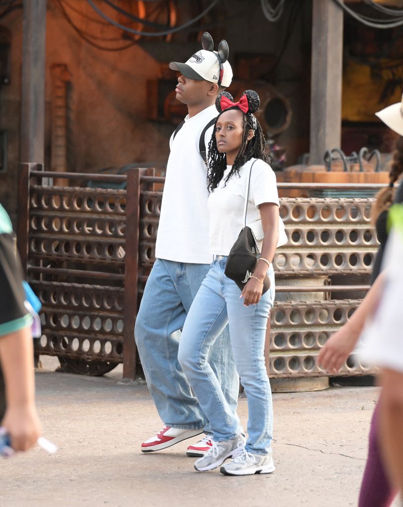 Zahara Jolie-Pitt y su novio Elijah Cooper fueron vistos caminando tranquilamente y tomados de la mano..