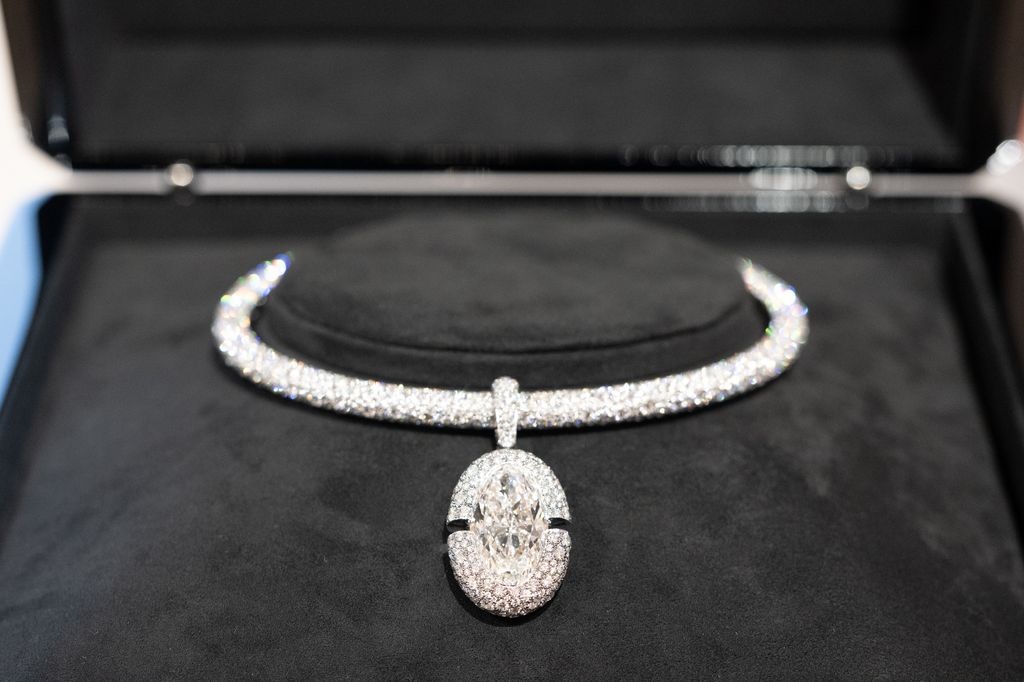 Una de las piezas más impresionantes de la colección es sin duda la gargantilla pavé Divine Enigma.