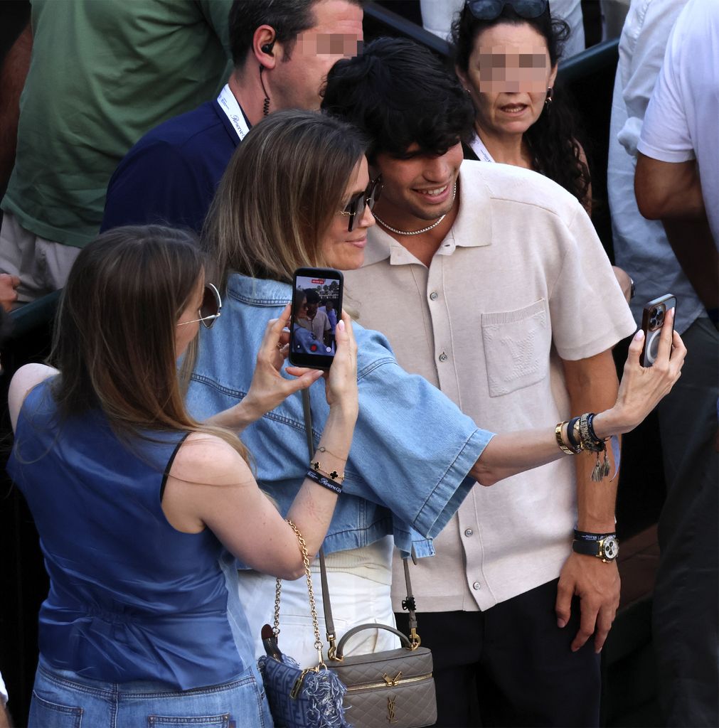 La mujer de Antonio Banderas, haciéndose un selfi con Carlos Alcaraz