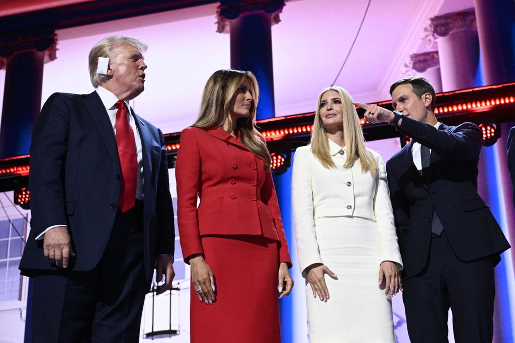 Plano medio de Donald, Melania, Invanka Trump y Jared Kushnet en una campaña política 