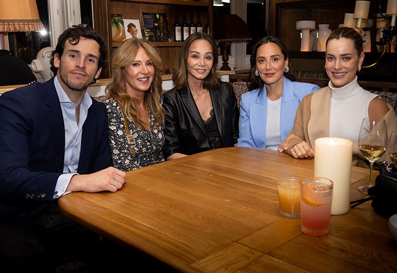 Iñigo y Tamara posan con Isabel Preysler, Carolina Molas y Alejandra Onieva