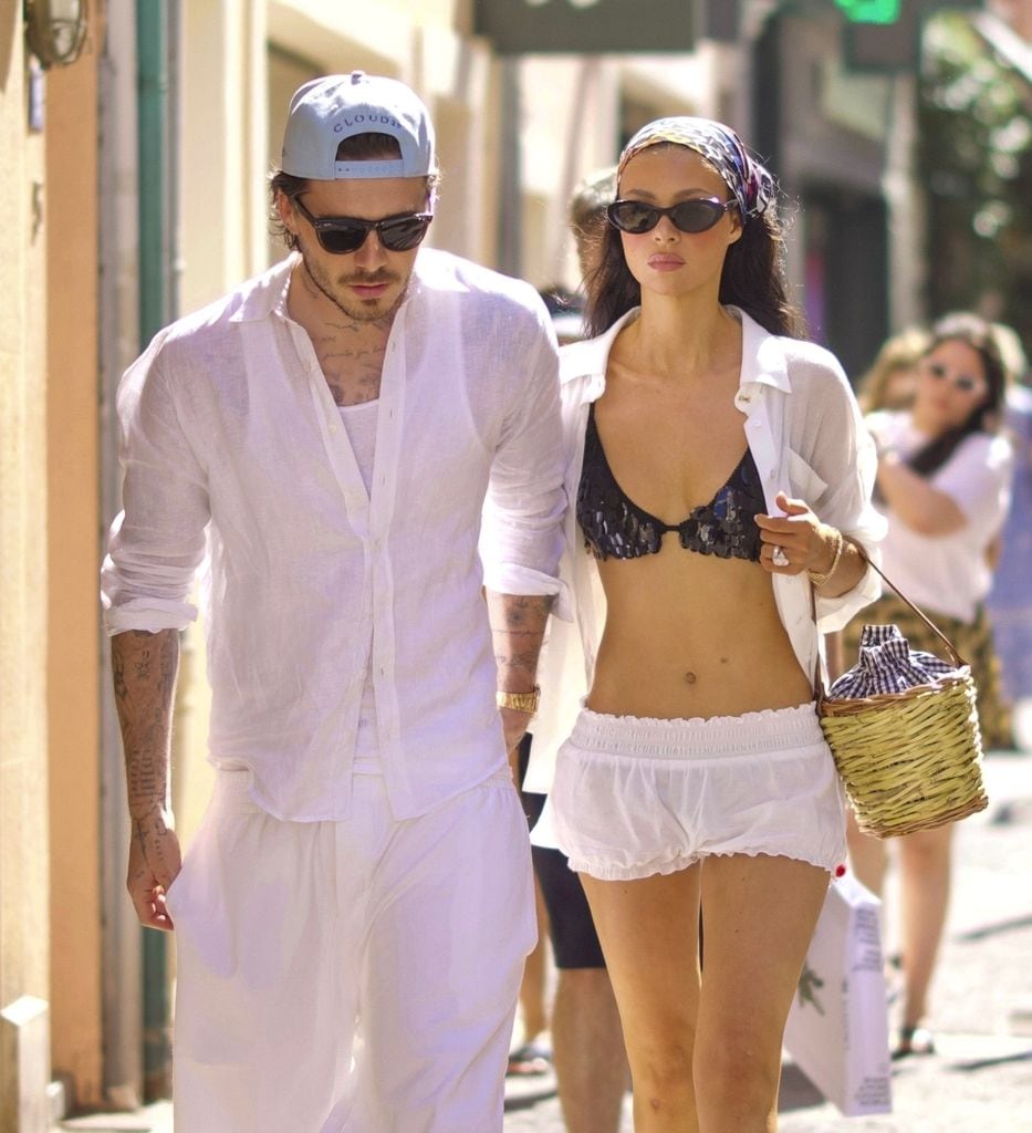 Brooklyn y Nicola Peltz Beckham fueron vistos disfrutando del sol mientras recorrían las tiendas en St. Tropez. Nicola lució su figura atlética con un sujetador de lentejuelas y pequeños shorts blancos.