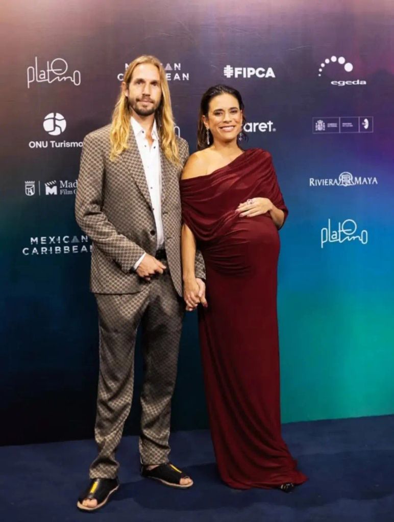 Carolina en el photocall de los Premios Platino, junto a su pareja, Martín Cornide
