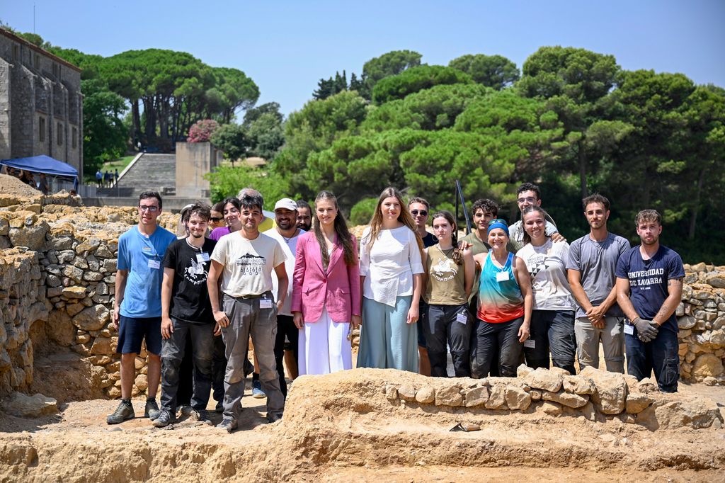 La princesa Leonor y la infanta Sofía con un grupo de arqueólogos del yacimiento de Empúries
