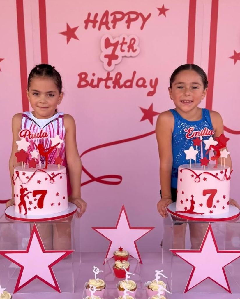 Las niñas tuvieron una fiesta con un pastel para cada una