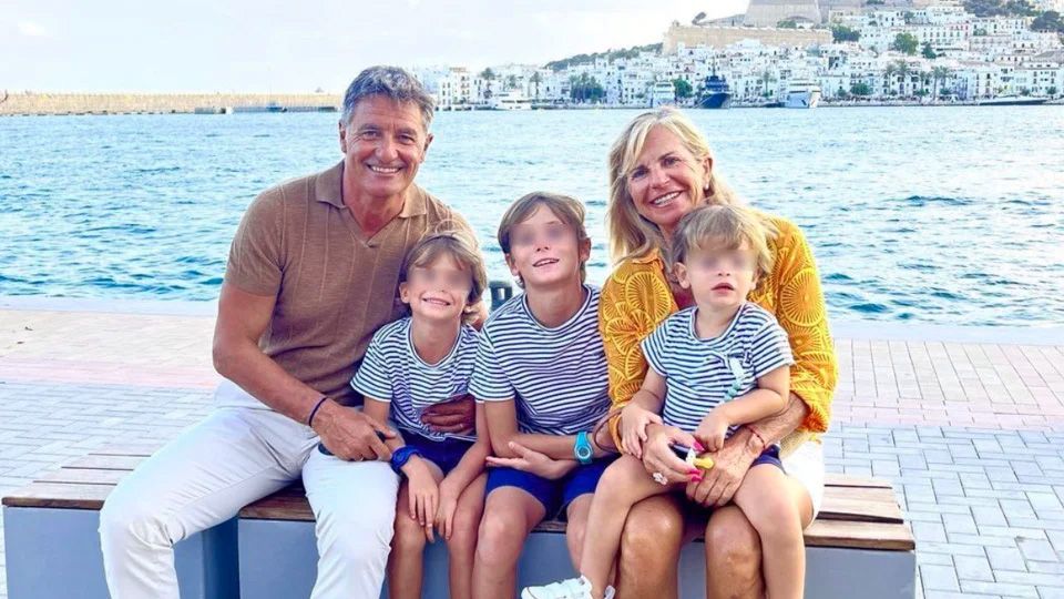 Míchel González, con sus mujer y sus nietos