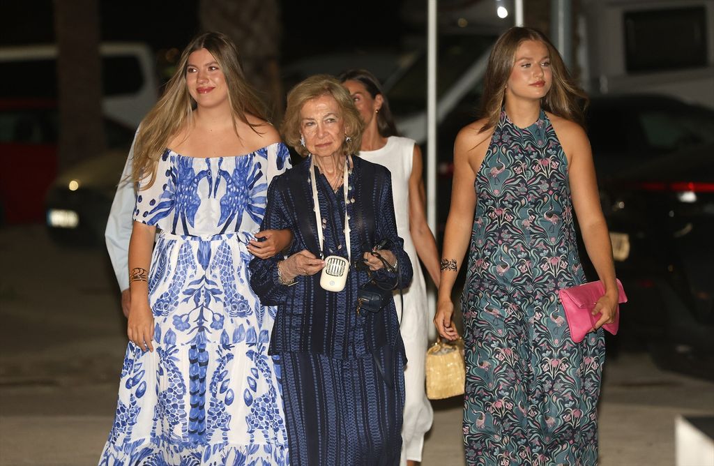 La reina Sofía llegó acompañada de sus nietas, la princesa Leonor y la infanta Sofía