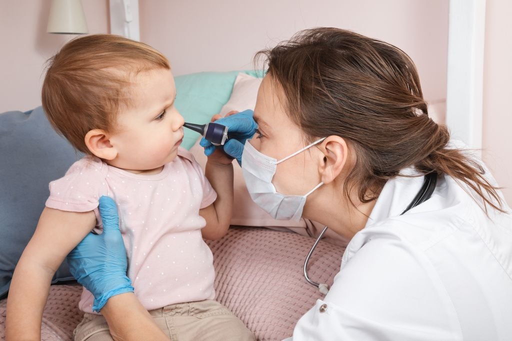 Bebé con sinusitis en consulta de médico 