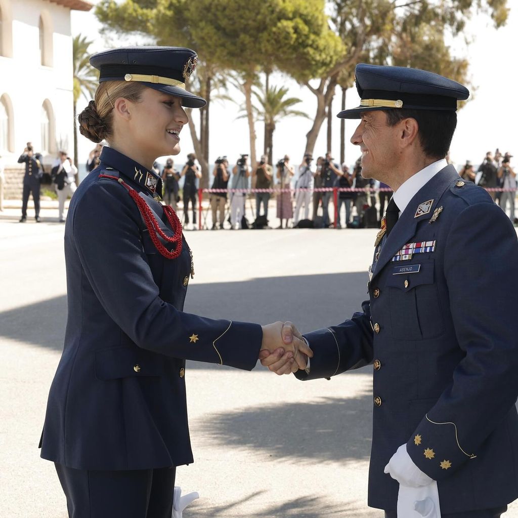 La princesa Leonor fue recibida por el coronel Luis Felipe González Asenjo, director de la academia.