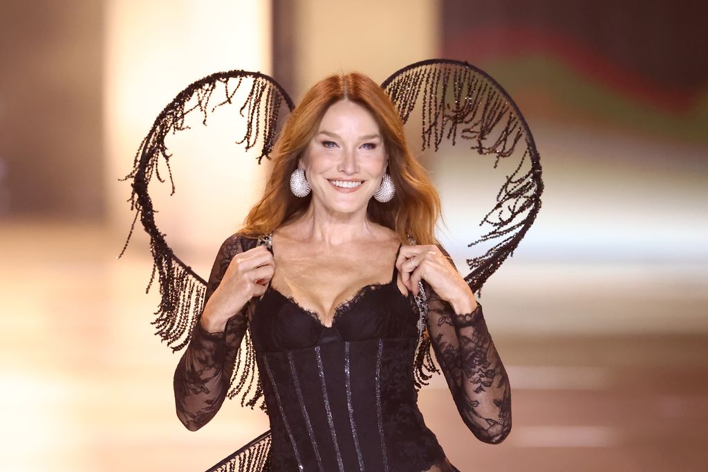 Plano medio de Carla Bruni desfilando para Victoria's Secret en 2024