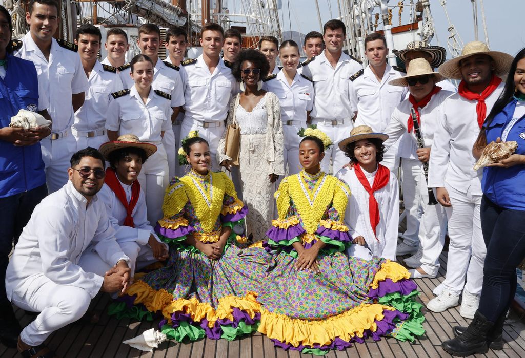 Leonor de Borbón y sus compañeros, con los componentes de la papayera