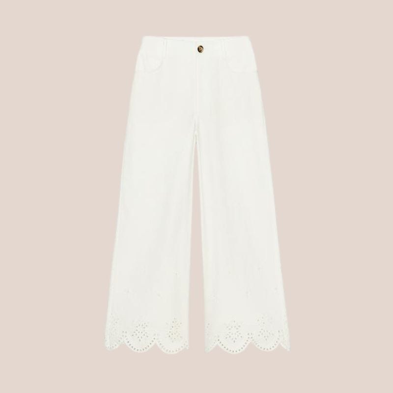 culottes denim blancos con bordados perforados