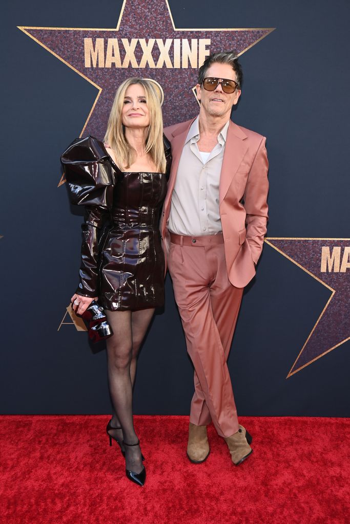 Kyra Sedgwick y Kevin Bacon en el estreno de  "MAXXXINE" en el Teatro Chino de Hollywood el 24 de junio de 2024