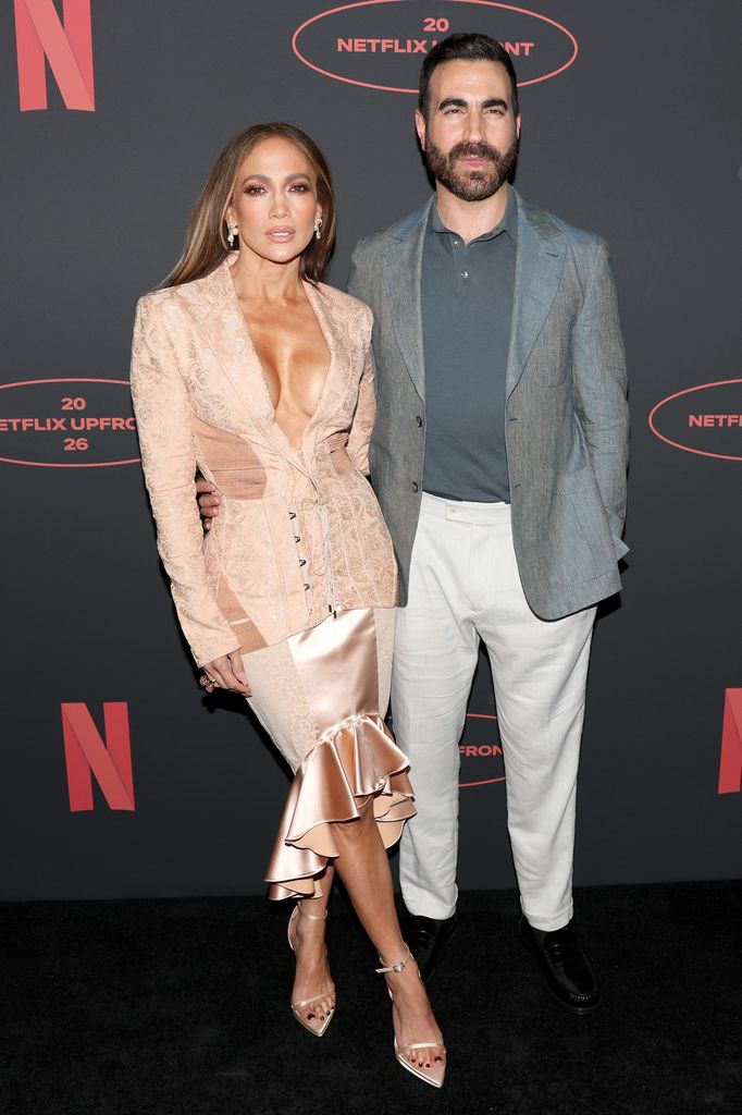 Jennifer Lopez y Brett Goldstein en un evento de Netflix en Nueva York el 13 de mayo de 2026