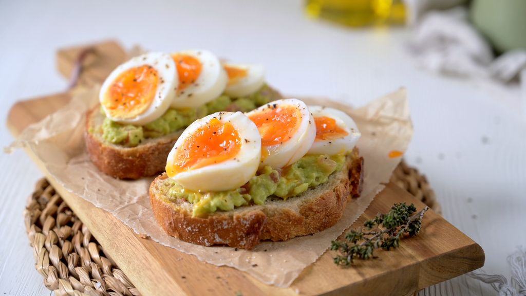 La combinación de aguacate y huevo es infalible para una cena saludable, rápida, fácil y deliciosa.