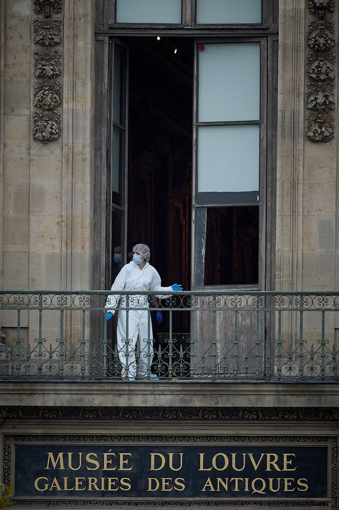 Un oficial inspecciona la ventana y el balcón por el que los ladrones accedieron al museo y llevaron a cabo el robo. 