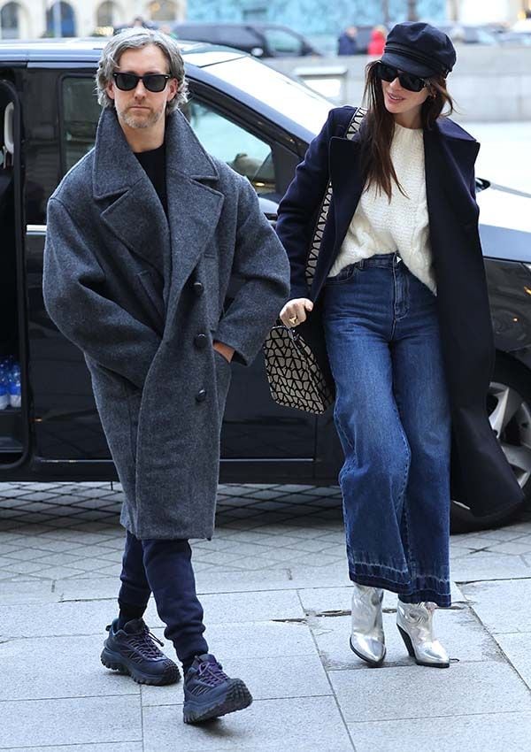 Adam Shulman y Anne Hathaway en París