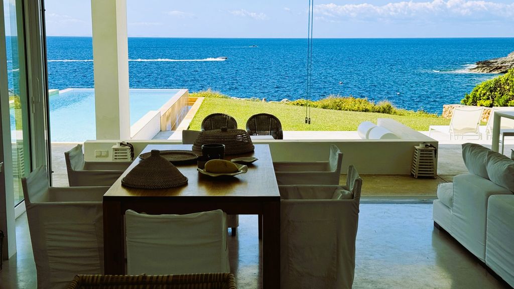La zona de comedor en Villa Marella, en Menorca