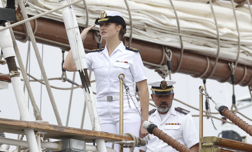 Leonor atraca en Marín, última parada del buque Elcano
