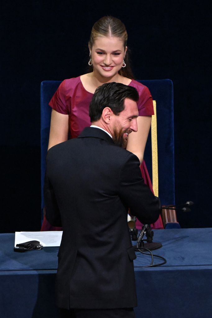La princesa Leonor entregándole el Premio Princesa de Asturias 2026 a Leo Messi