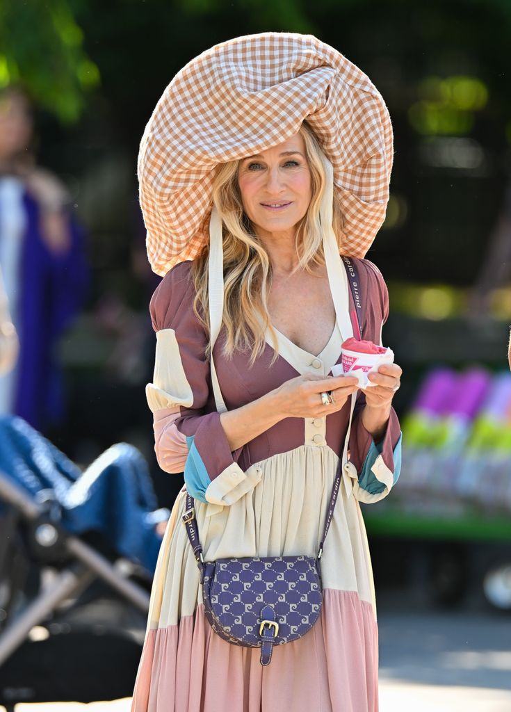 Sarah Jessica Parker y Sarita Choudhury en el rodaje de 'And Just Like That...'