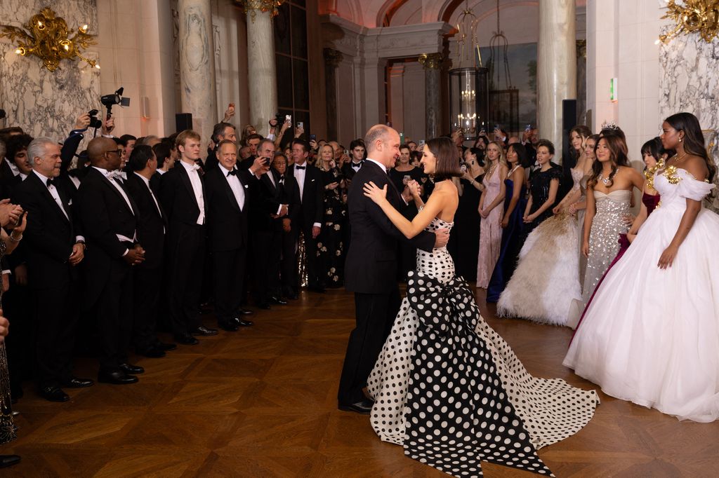 Carolina B. Lansing bailando con su padre, Gerrity Livingston Lansing Jr.