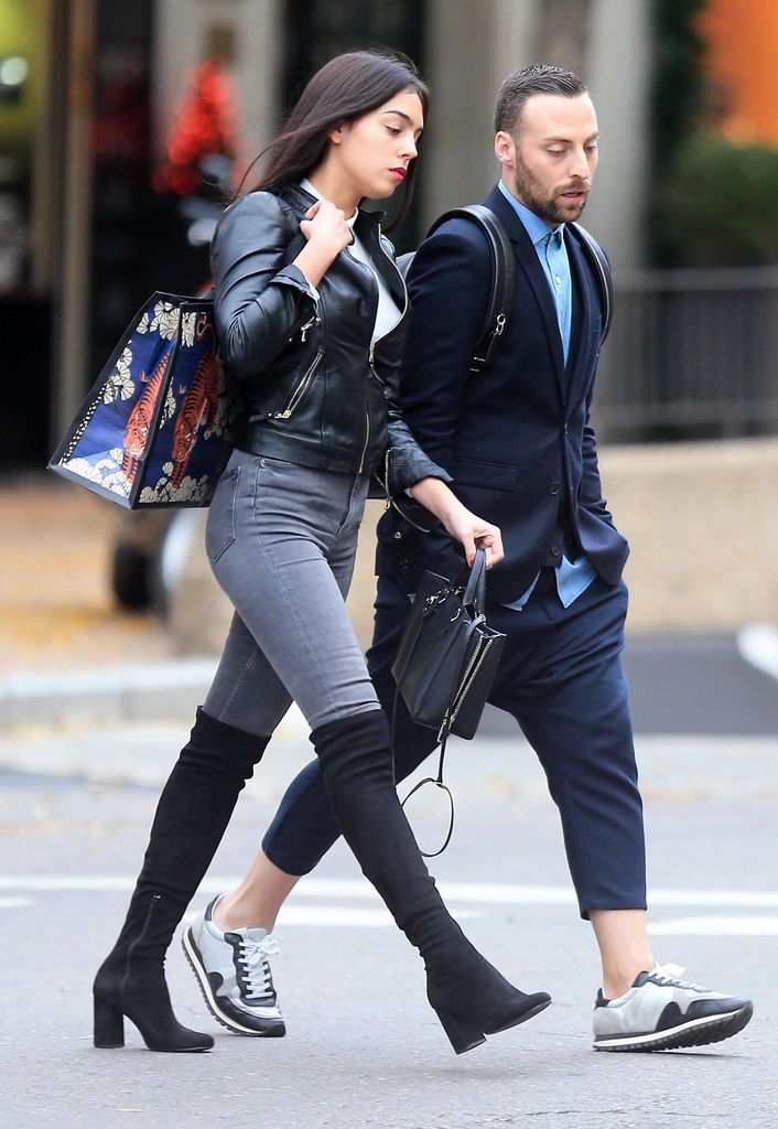 Georgina saliendo de su turno en Gucci junto a un amigo en diciembre de 2016