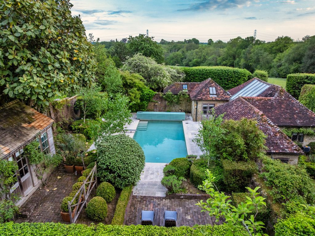 Una fotografía de la piscina de la casa del conde de Snowdon y la princesa Margarita