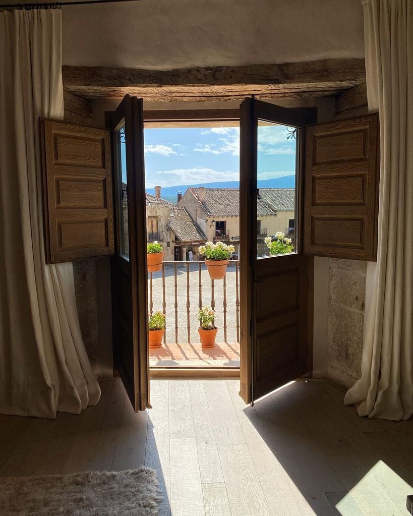 Vistas de la Plaza Mayor de Pedraza (Segovia) desde la Casa Taberna de Samantha Vallejo Nájera