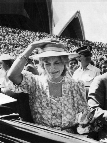"Diana de Gales en Sídney, Australia, en 1983, a los veintiún años. Como ella misma diría:  "Con la atención de los medios llegó también una gran cantidad de celos [por parte de su marido]. Eso dio lugar a muchas situaciones complicadas". A veces, todo era demasiado", esta es la nota al pie que figura en el libro de Charles Spencer